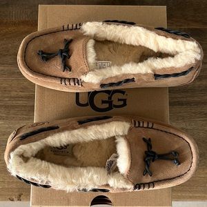 UGG moccasin slippers size 7 Tan